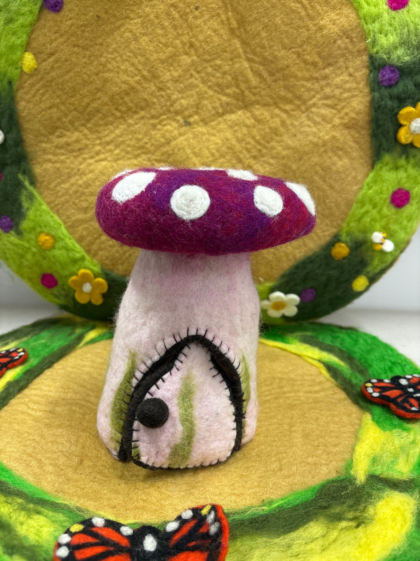 Felt Mushroom with door - Red