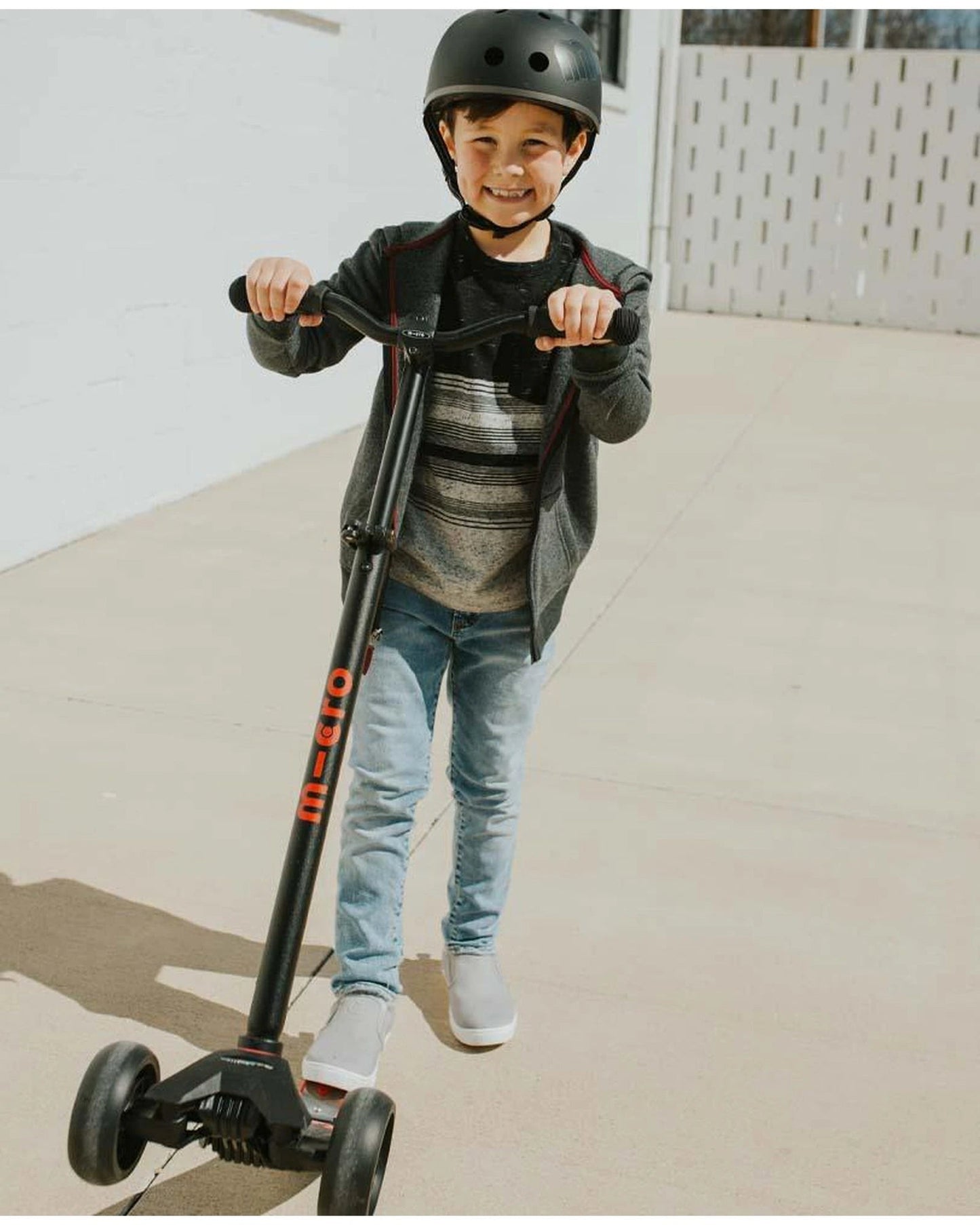 Maxi Micro Deluxe Pro - Black/Red