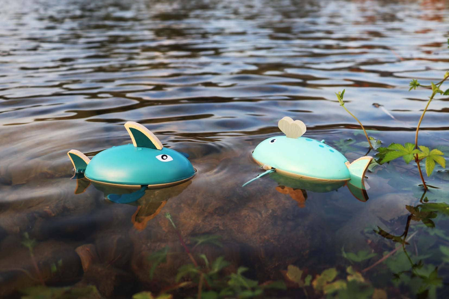 Wind-Up Water Shark & Whale